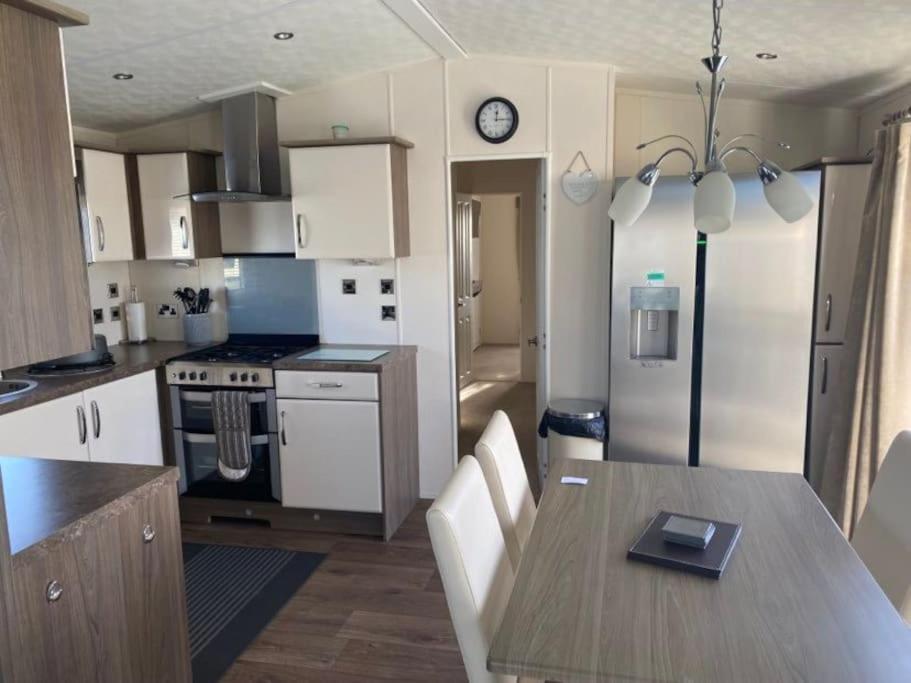 2 Bed, 2 Bath Lodge Style Caravan With Hot Tub & Private Garden At Patrington Haven Leisure Park Exterior foto