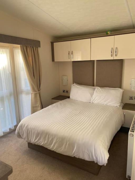 2 Bed, 2 Bath Lodge Style Caravan With Hot Tub & Private Garden At Patrington Haven Leisure Park Exterior foto