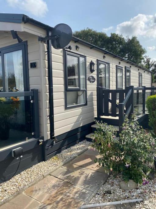 2 Bed, 2 Bath Lodge Style Caravan With Hot Tub & Private Garden At Patrington Haven Leisure Park Exterior foto