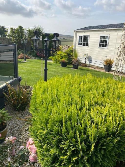 2 Bed, 2 Bath Lodge Style Caravan With Hot Tub & Private Garden At Patrington Haven Leisure Park Exterior foto