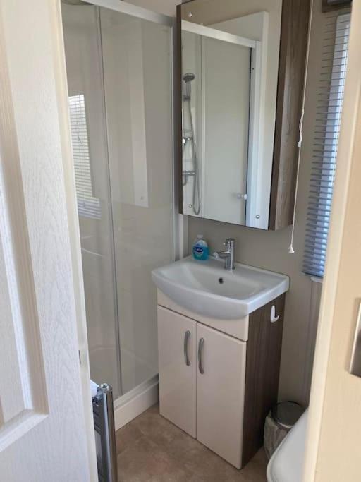 2 Bed, 2 Bath Lodge Style Caravan With Hot Tub & Private Garden At Patrington Haven Leisure Park Exterior foto