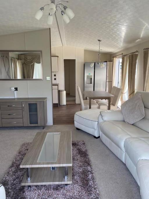 2 Bed, 2 Bath Lodge Style Caravan With Hot Tub & Private Garden At Patrington Haven Leisure Park Exterior foto