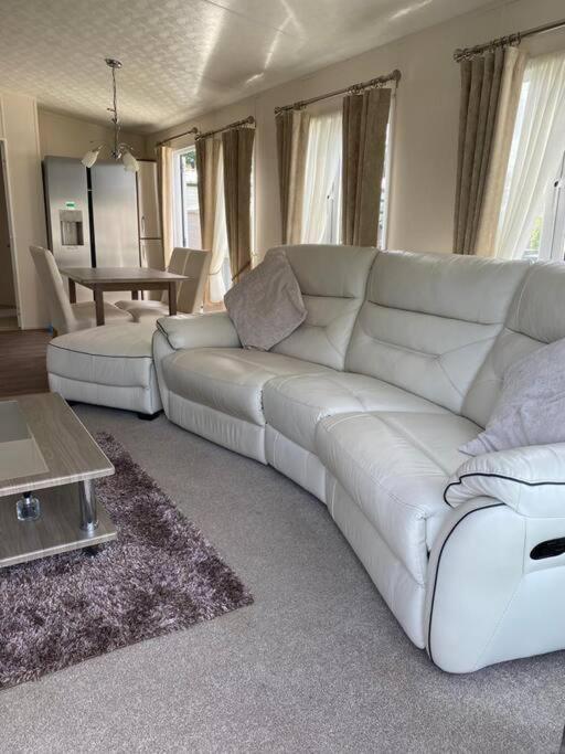 2 Bed, 2 Bath Lodge Style Caravan With Hot Tub & Private Garden At Patrington Haven Leisure Park Exterior foto